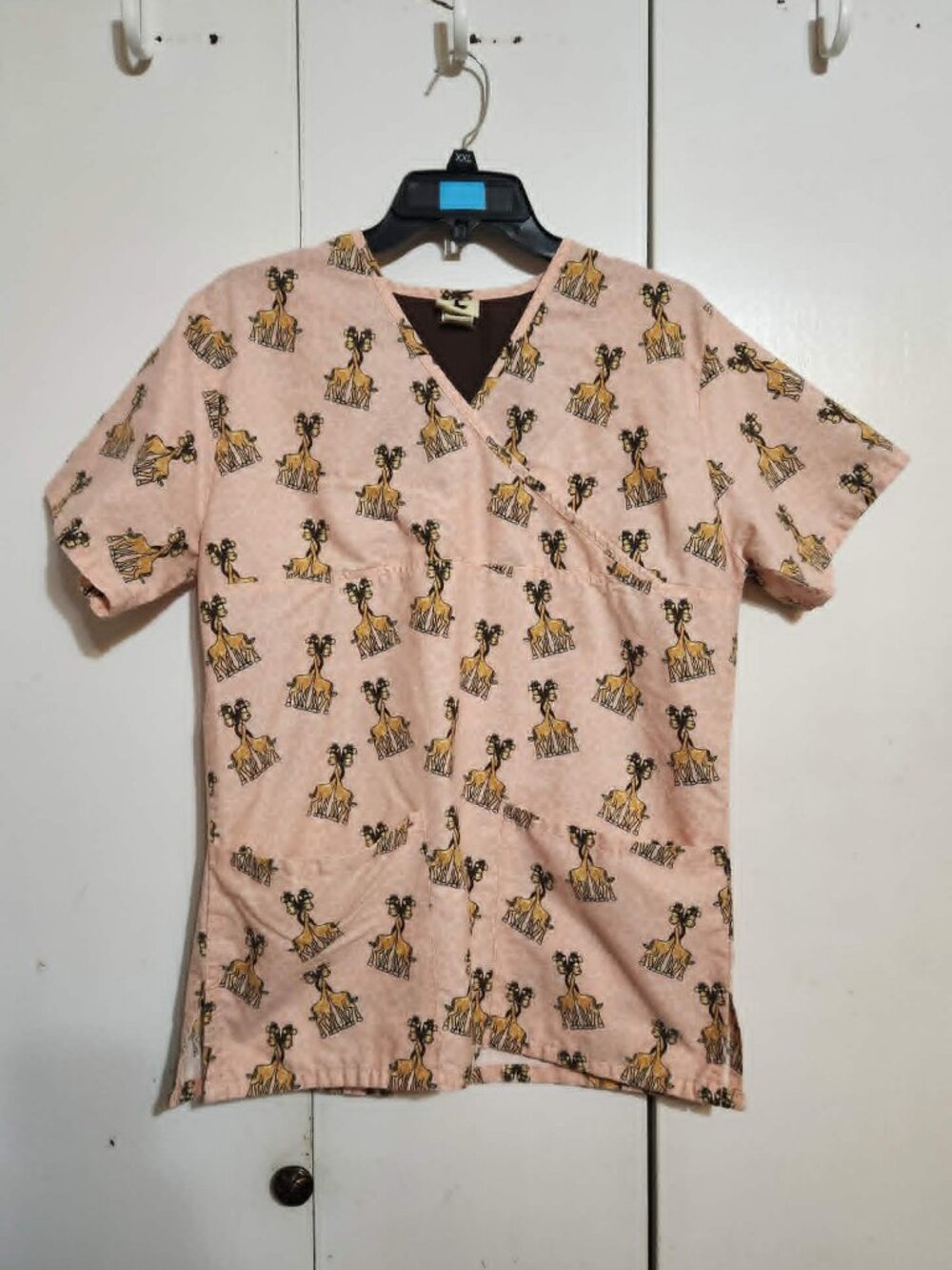 VTG Black Star Giraffe Scrub Top S Peach Animal Print Hugging Giraffes Medical